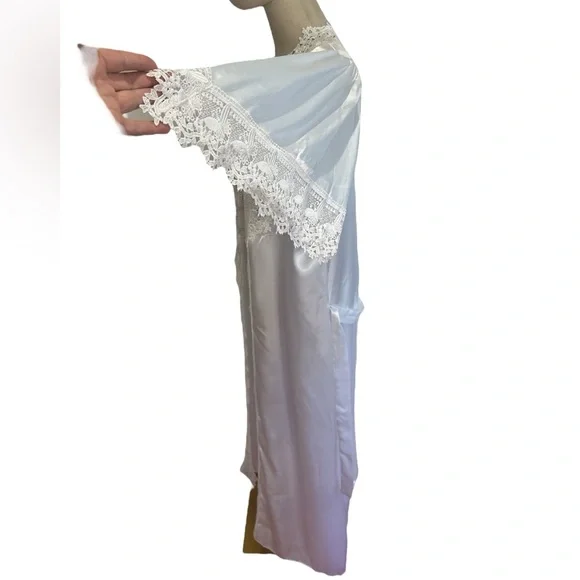 2PC 80s ROMANTIC PENIOR SET WHITE SATIN BUTTERFLY DESIGN LACE GOWN & ROBE SZ M - Picture 4 of 16